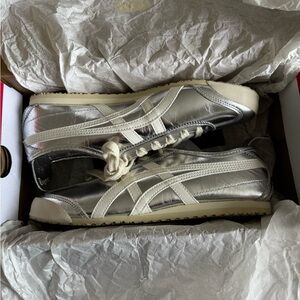 NWT Onitsuka Tiger by Asics Women's Metallic Silver and Cream Sneakers